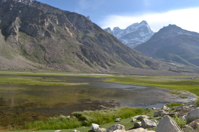 See und schneebedeckte Gipfel im Zanskar